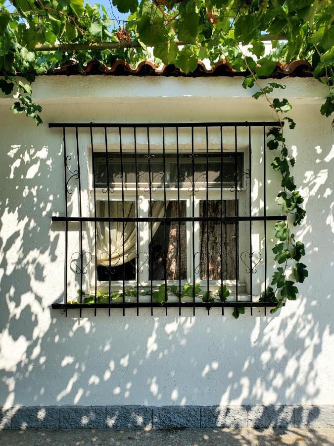 Unique Traditional House, Hosted By J&G Тирана Экстерьер фото